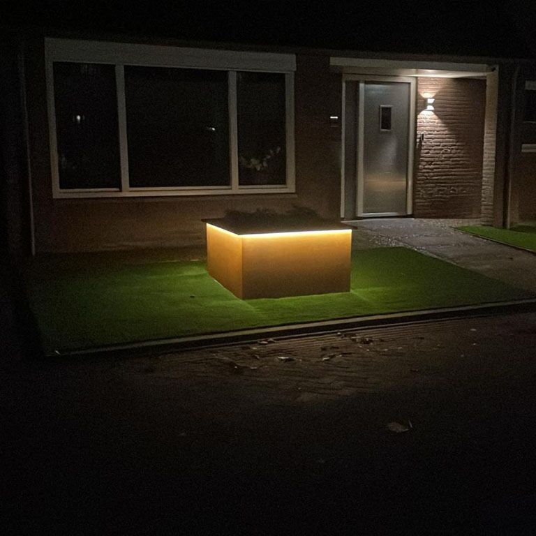 Zavarena corten čelična tegla za cvijeće Alabama s LED svjetlima 120 x 120 x 80 cm