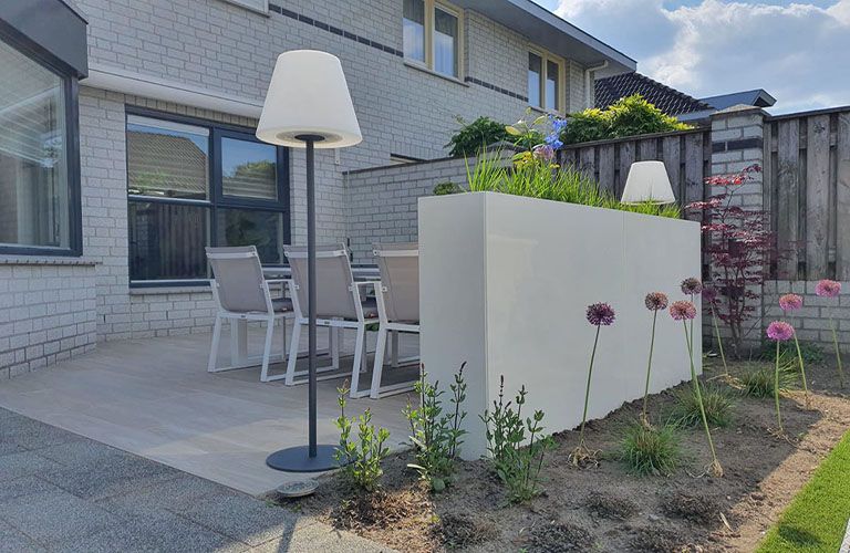 Creëer knusse hoekjes met terrasafscheiding plantenbakken